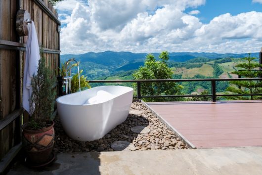 Photo of a bathtub on a balcony taken by @fokkebok