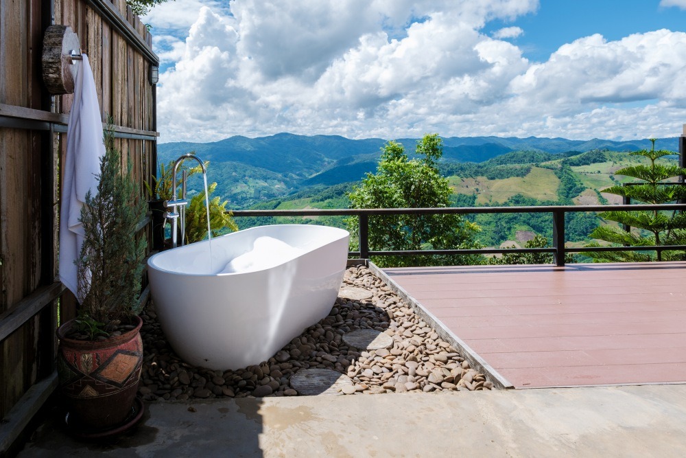 Photo of a bathtub on a balcony taken by @fokkebok