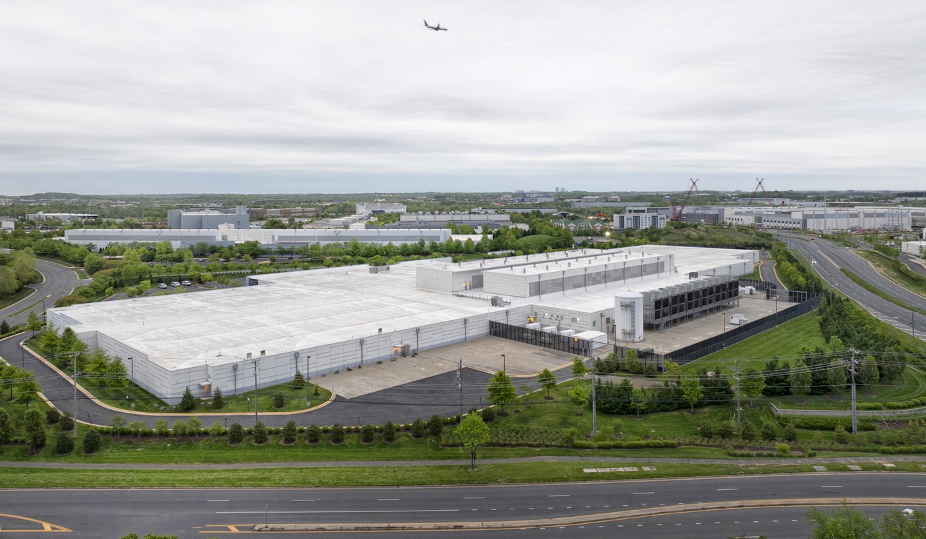 Photo of a server farm near Ashburn, Virginia